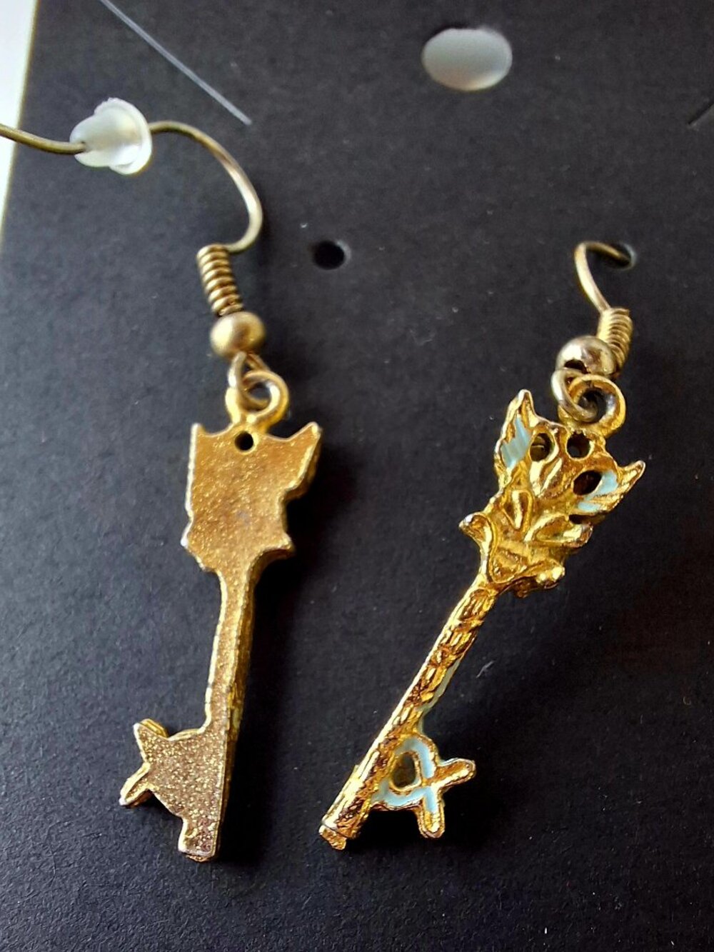 Vintage Gold Key‑Shaped Earrings – Unknown Metal – 1990s Fantasy Style